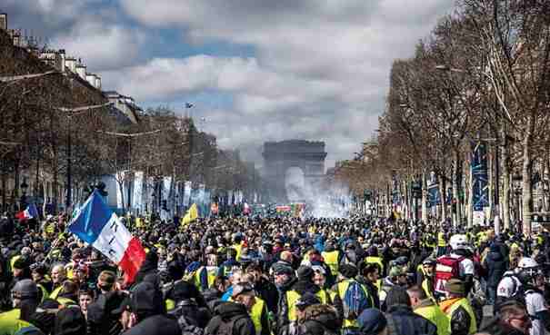 Une manifestation des gilets jaunes à paris, devant l’arc de triomphe, l’avenue des champs Elysée est pleine de manifestants