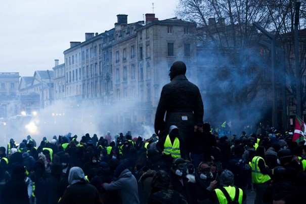 Des manifestant en masse dans une rue de Paris