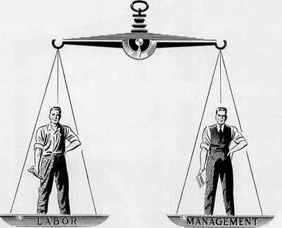 Une balance de pesée qui se trouve à l’équilibre parfait, sur un des plateau un manager, sur l’autre plateau un ouvrier.
