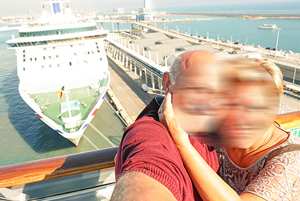 Deux passagers sur un bateau de croisière qui se prennent en selfie